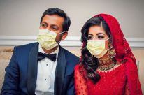 Cặp tân hôn bác sĩ dành tuần trăng mật tại bệnh viện để chống dịch COVID-19