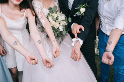 Đám cưới “chất miễn bàn”: Mỗi khách mời đến đều được “xăm” lên tay